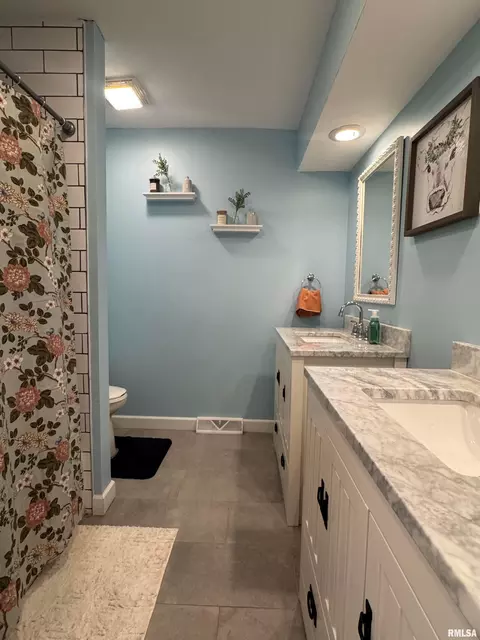 Bath - 3300 Haviland Dr, Springfield, IL 62704 photo 7 of 8
