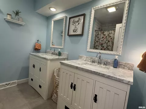 Bath - 3300 Haviland Dr, Springfield, IL 62704 photo 6 of 8