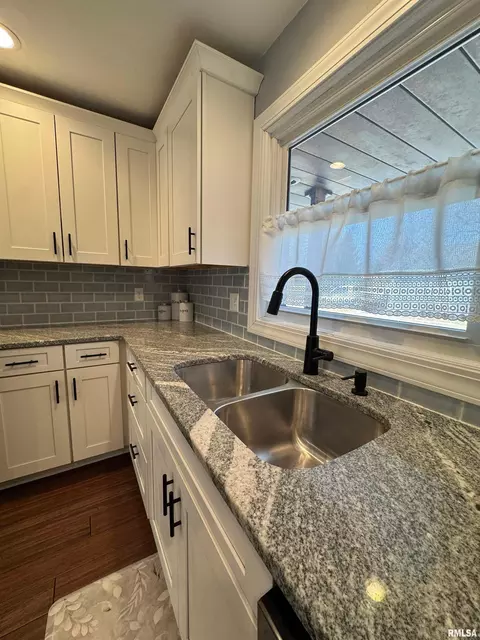 Kitchen - 3300 Haviland Dr, Springfield, IL 62704 photo 3 of 8