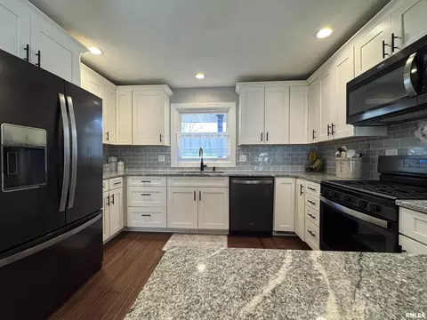 Kitchen - 3300 Haviland Dr, Springfield, IL 62704 photo 7 of 8