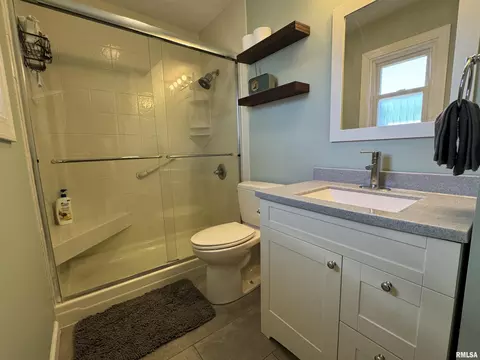 Bath - 3300 Haviland Dr, Springfield, IL 62704 photo 1 of 8