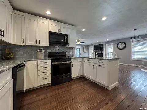 Kitchen - 3300 Haviland Dr, Springfield, IL 62704 photo 4 of 8