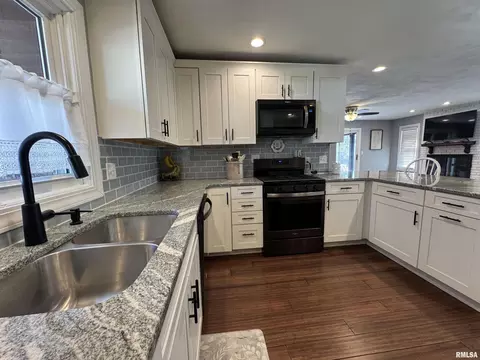 Kitchen - 3300 Haviland Dr, Springfield, IL 62704 photo 2 of 8
