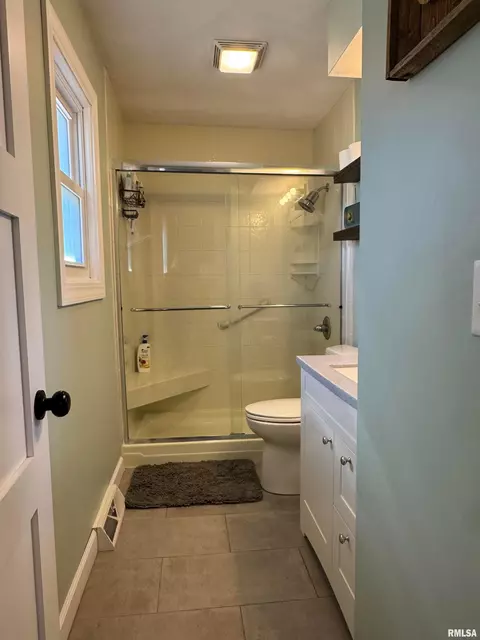 Bath - 3300 Haviland Dr, Springfield, IL 62704 photo 3 of 8