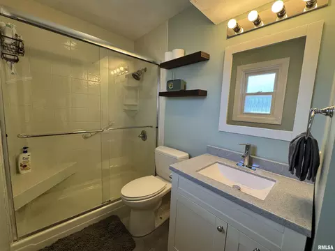 Bath - 3300 Haviland Dr, Springfield, IL 62704 photo 2 of 8
