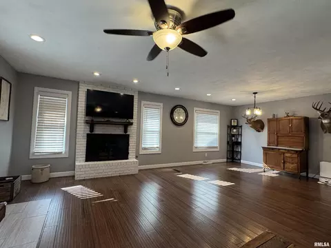 Living - 3300 Haviland Dr, Springfield, IL 62704 photo 6 of 9