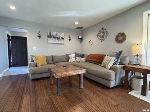 Living - 3300 Haviland Dr, Springfield, IL 62704 photo 1 of 9