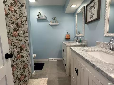 Bath - 3300 Haviland Dr, Springfield, IL 62704 photo 5 of 8