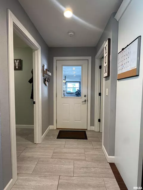 Entry Way - 3300 Haviland Dr, Springfield, IL 62704 photo 3 of 3