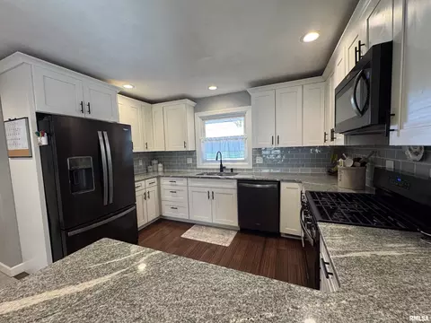 Kitchen - 3300 Haviland Dr, Springfield, IL 62704 photo 5 of 8