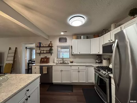 Kitchen - 2001 Calhoun Ave, Springfield, IL 62702 photo 3 of 4