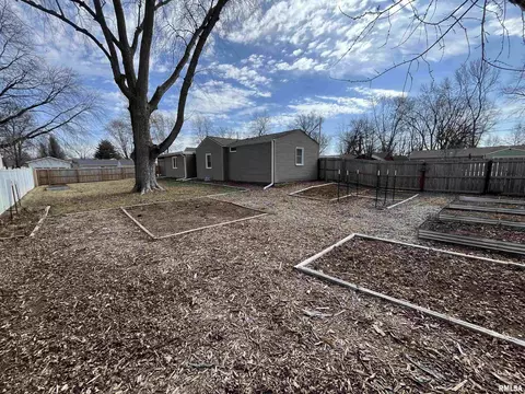 Exterior - 2001 Calhoun Ave, Springfield, IL 62702 photo 5 of 7