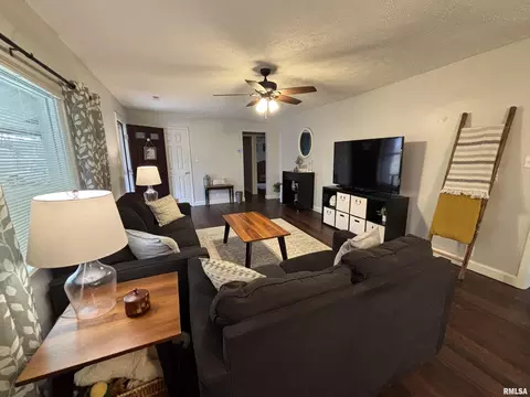 Living - 2001 Calhoun Ave, Springfield, IL 62702 photo 1 of 2
