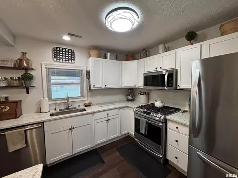 Kitchen - 2001 Calhoun Ave, Springfield, IL 62702 photo 4 of 4