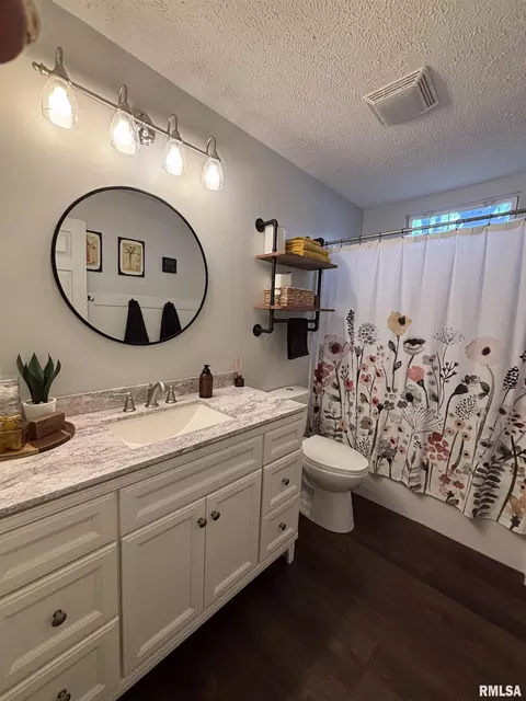 Bath - 2001 Calhoun Ave, Springfield, IL 62702 photo 1 of 2