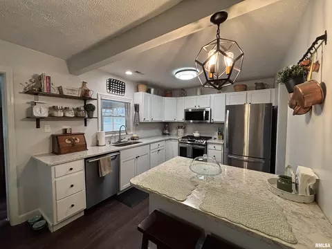 Kitchen - 2001 Calhoun Ave, Springfield, IL 62702 photo 2 of 4