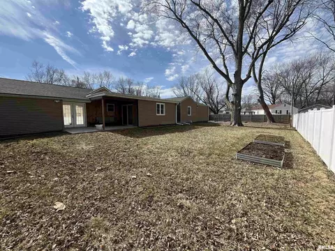 Exterior - 2001 Calhoun Ave, Springfield, IL 62702 photo 6 of 7