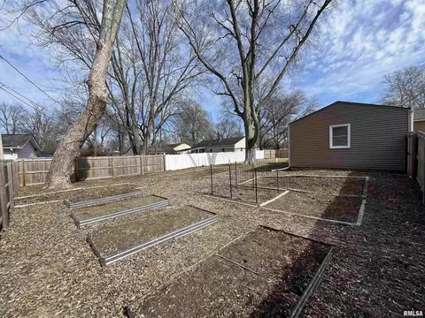 Exterior - 2001 Calhoun Ave, Springfield, IL 62702 photo 4 of 7