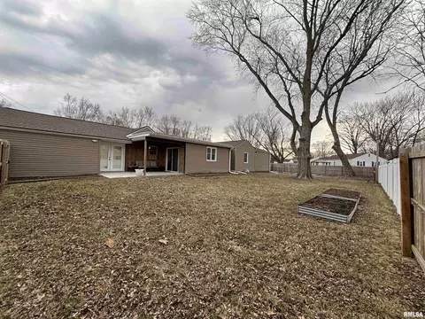 Exterior - 2001 Calhoun Ave, Springfield, IL 62702 photo 3 of 7