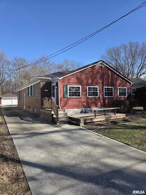 911 Brown Ave, Galesburg, IL 61401