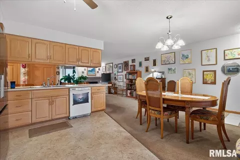 Dining - 3120 Cascade Dr, Springfield, IL 62704 photo 3 of 3