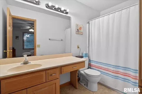 Bath - 3120 Cascade Dr, Springfield, IL 62704 photo 1 of 2