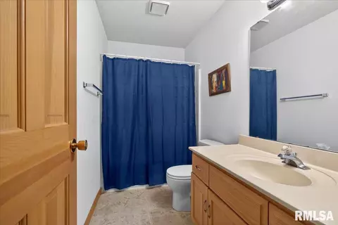 Bath - 3120 Cascade Dr, Springfield, IL 62704 photo 2 of 2