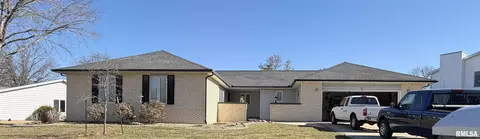 33 Greentrail Dr, Chatham, IL 62629