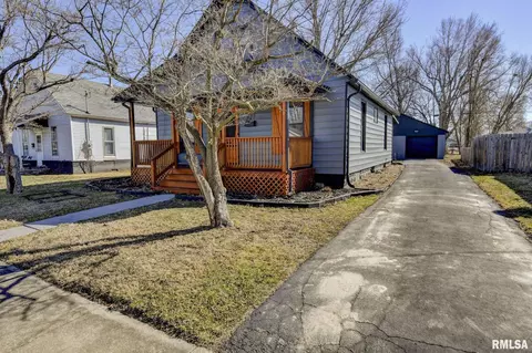 922 W Vandeveer St, Taylorville, IL 62568