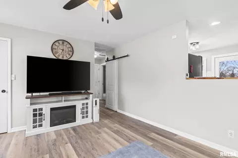 Entry Way - 2314 Ramsey Ave, Springfield, IL 62702 photo 1 of 3