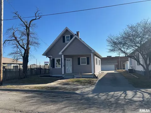 322 N Clay St, Taylorville, IL 62568