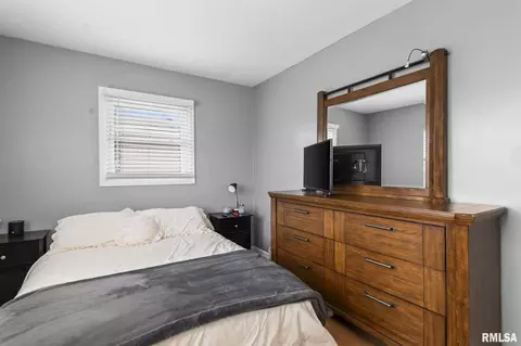 Bedroom - 2264 Eleanor Ave, Springfield, IL 62702 photo 2 of 12
