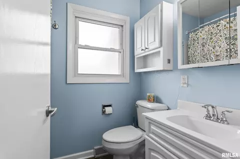 Bath - 2264 Eleanor Ave, Springfield, IL 62702 photo 1 of 2