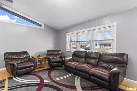 Living - 2264 Eleanor Ave, Springfield, IL 62702 photo 2 of 2