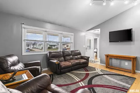 Living - 2264 Eleanor Ave, Springfield, IL 62702 photo 1 of 2