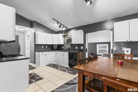 Entry Way - 2264 Eleanor Ave, Springfield, IL 62702 photo 1 of 3