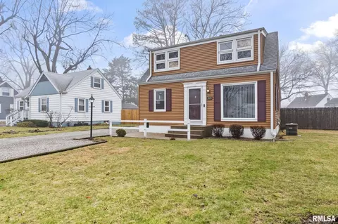 Exterior - 2025 E Hood St, Springfield, IL 62703 photo 3 of 6