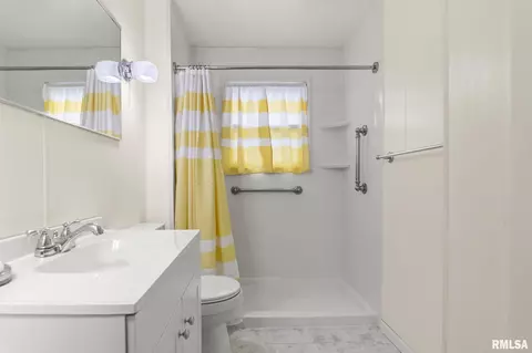 Bath - 2025 E Hood St, Springfield, IL 62703 photo 1 of 1