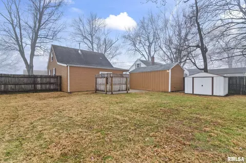 Exterior - 2025 E Hood St, Springfield, IL 62703 photo 5 of 6