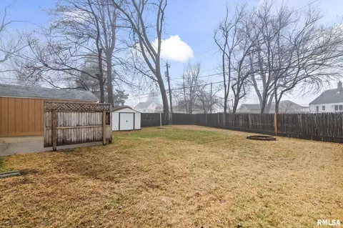 Exterior - 2025 E Hood St, Springfield, IL 62703 photo 4 of 6