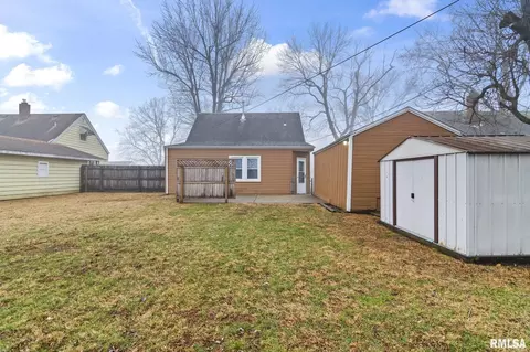Exterior - 2025 E Hood St, Springfield, IL 62703 photo 6 of 6