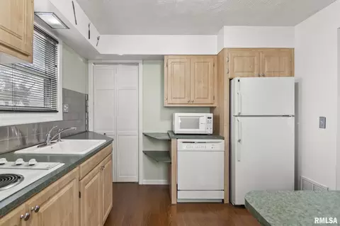 Kitchen - 2025 E Hood St, Springfield, IL 62703 photo 2 of 3
