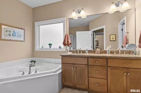 Bath - 2216 Charlack Ave, Springfield, IL 62704 photo 1 of 4