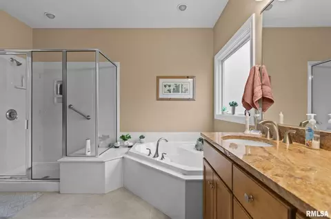 Bath - 2216 Charlack Ave, Springfield, IL 62704 photo 2 of 4