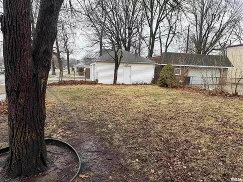 Exterior - 1101 N Walnut St, Springfield, IL 62702 photo 3 of 5