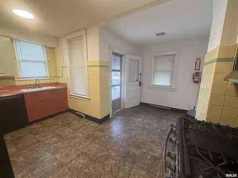 Entry Way - 1101 N Walnut St, Springfield, IL 62702 photo 2 of 4