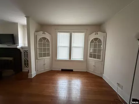 Living - 1101 N Walnut St, Springfield, IL 62702 photo 1 of 6