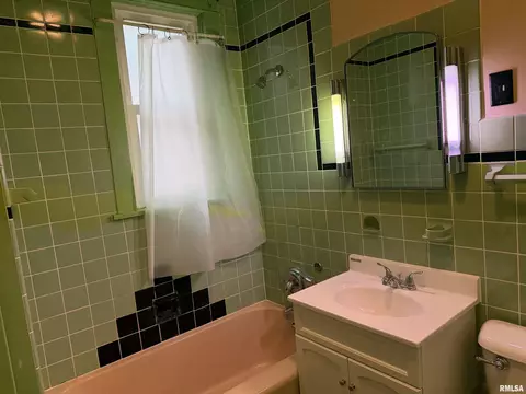 Bath - 1101 N Walnut St, Springfield, IL 62702 photo 4 of 5