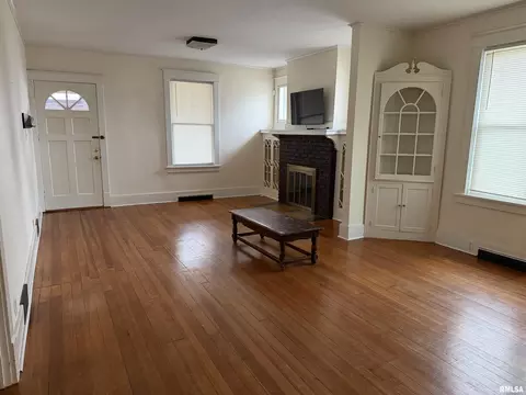 Living - 1101 N Walnut St, Springfield, IL 62702 photo 6 of 6
