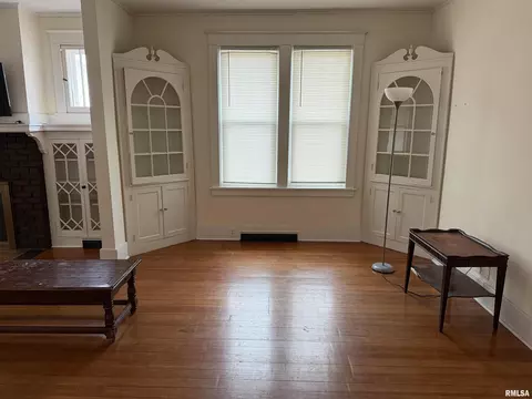 Living - 1101 N Walnut St, Springfield, IL 62702 photo 3 of 6
